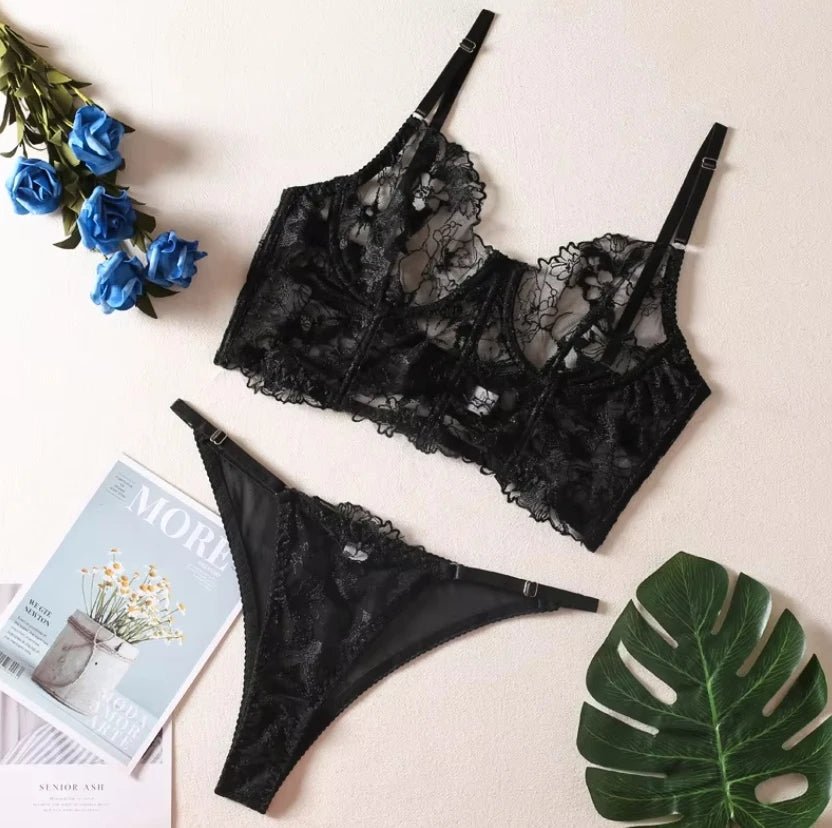 Exquisite, adjustable and seductive floral lace lingerie set